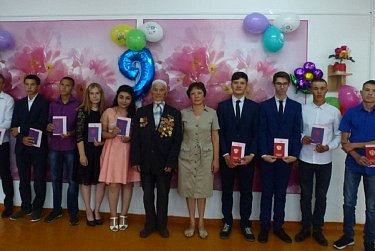 Выпускники простились со своими школами